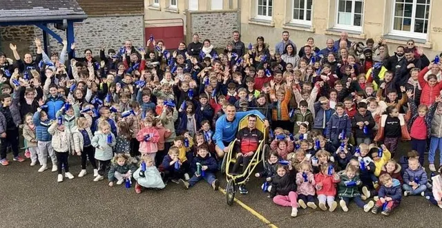 photo  plus de 200 participants à l’enduro, entourent jérémy et thomas, leurs parrains.  &copy;  le maine libre 