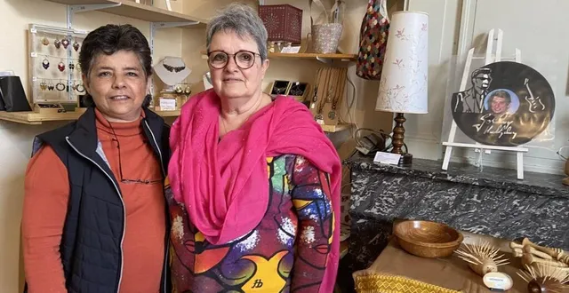 photo  catherine mesneau (à gauche) et les membres de l’association en charge de la galerie de créateurs, veulent créer un lien convivial et intergénérationnel.  &copy;  le maine libre 