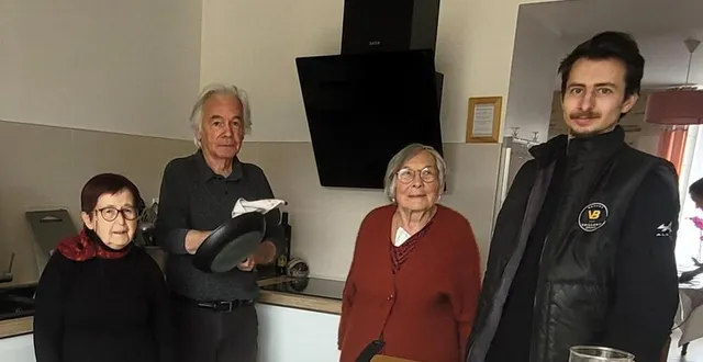 photo  auprès de raymonde, de daniel et d’odette, mickaël apporte une touche de jeunesse appréciée des résidents de la capa de l’aubance depuis quelques jours.   &copy;  co 