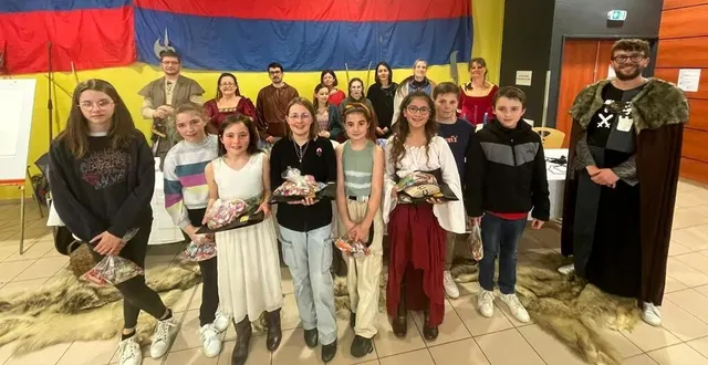 photo  les jeunes filles ont dominé les joutes oratoires, sous le regard bienveillant de leur professeur de français.  &copy;  ouest-france 