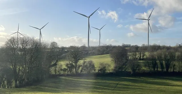 photo  les cinq éoliennes implantées à échauffour.  &copy;  archives ouest-france 