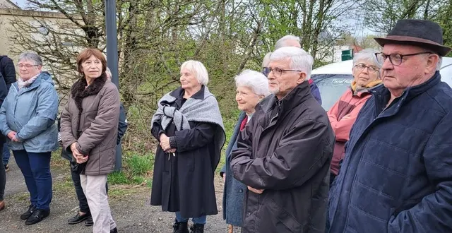 photo  jeudi soir, à l’initiative des associations challoises, une cinquantaine d’administrés sont venus apporter leur soutien aux élus.  &copy;  dr 