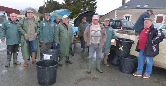 photo  au total cette année, 1 700 kg de truites arc-en-ciel seront déversés par l’aappma de mansigné.  &copy;  le maine libre 