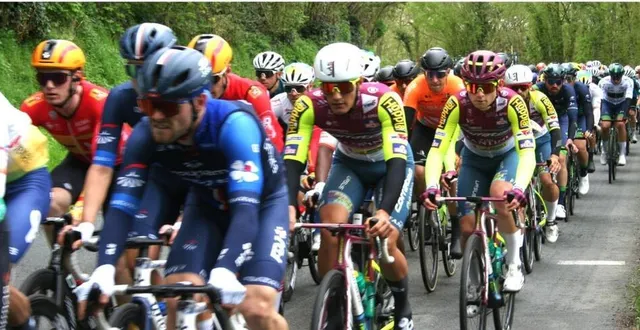 photo  les 98 coureurs allaient avaler, sans aucune difficulté, la côte de la rue de l’orne, au pied du donjon.  &copy;  le maine libre 