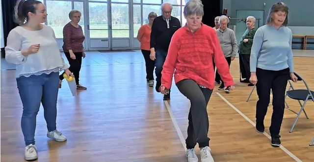 photo  douze personnes suivent les séances equilibr’age, le jeudi matin au centre val’rhonne.  &copy;  le maine libre 