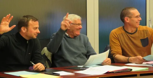 photo  les élus guillaume suire, gérard dutertre et hubert toreau votent avec enthousiasme de ne pas augmenter les taux d’imposition.  &copy;  le maine libre 