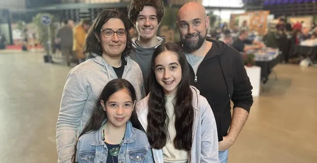 photo  julie et yohann bonneville avec leurs enfants zakary, sidonie et zélie ont tous participé au concours de nouvelles du salon du livre de flers (orne).  &copy;  ouest-france 