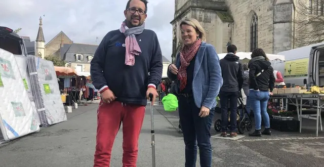 photo  mazé-milon, le 29 mars 2024. jérôme jardin, président fondateur de rencontres, amitiés et handicap 49, et sandrine belangé, adjointe aux affaires sociales de la commune, prennent la pose sur la place de l’église un jour de marché.  &copy;  co – christophe ricci 