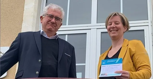 photo  jean-claude bizeray maire de saint-biez-en-belin et élodie disse conseillère axa du secteur.  &copy;  le maine libre 