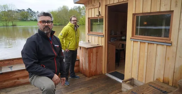 photo  arnaud griffon, concepteur du méa, premier né d’une série de toue cabanée qu’il construit avec son équipe dans l’atelier de pruillé. ici avec mathieu fortuna, mécanicien et marin de plaisance.  &copy;  ouest-france 