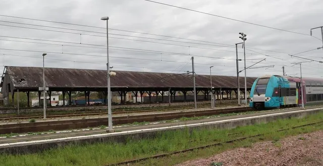 photo  l’ancienne halle de marchandise de la gare de sablé-sur-sarthe appartenant à la sncf est en cours d’acquisition par le pays sabolien.  &copy;  ouest-france 