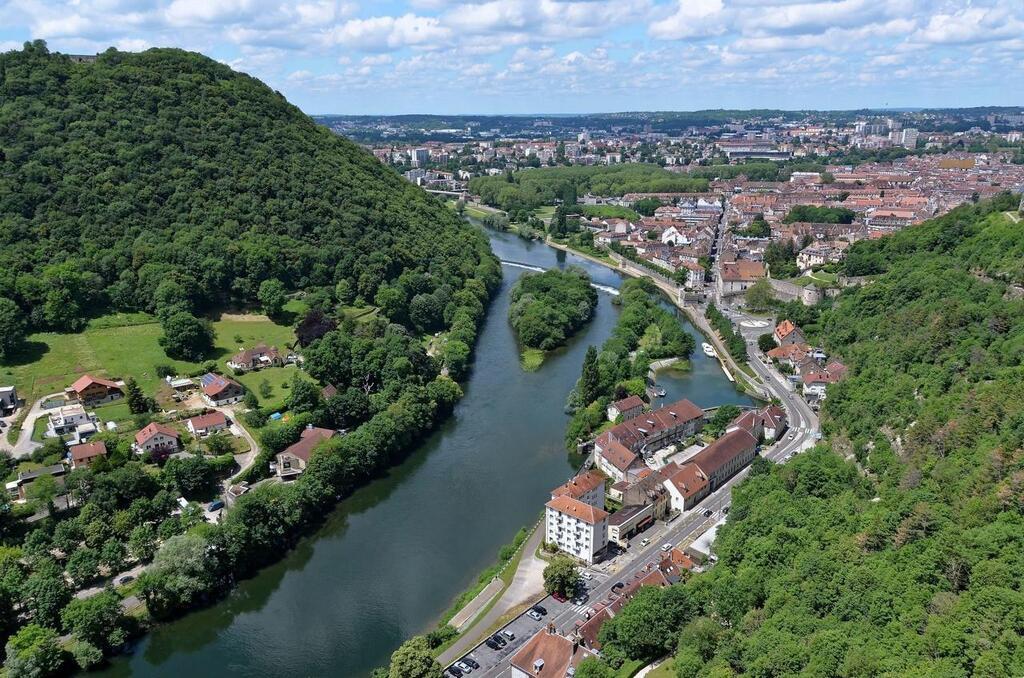 Des pancartes anti-migrants brandies au carnaval de Besançon, la maire ...