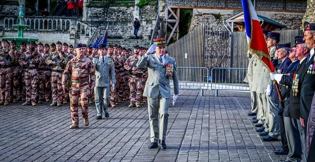 photo  le colonel thomas rousseau (au second plan, en treillis) sera remplacé par le lieutenant-colonel pierre de lassus saint-geniès à la tête du 2e rima.  &copy;  photo archives le maine libre – yvon loué 