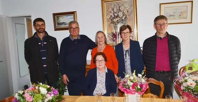 photo  marie-thérèse garnier entourée de dominique durand, conseiller municipal ; gérard thomasse, son gendre ; mireille, sa fille ; josette porquet, maire et daniel decosse, adjoint.  &copy;  ouest-france 