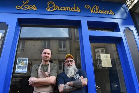 photo Tristan Ebsworth et Frederick Rivera posent devant la vitrine de leur restaurant. Ouest-France 