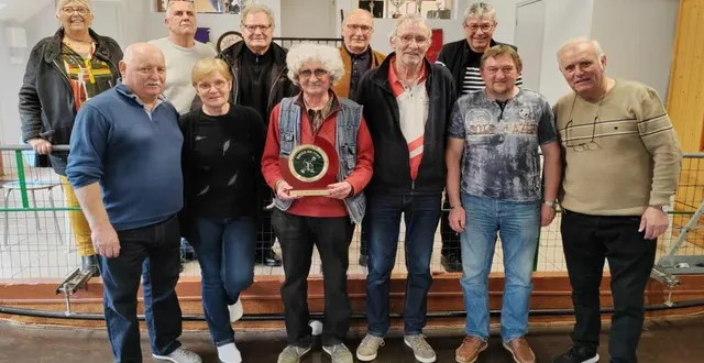 photo  samedi 6 avril, la société les lilas a connu la finale du premier challenge les rivéens auquel ont participé 94 équipes de deux contre deux. le tout en présence des présidents serge philippeau (la renaissance de soucelles), alain guillou (les lilas) et guylaine pillet (cercle saint-pierre de villevêque). l’équipe gagnante, constituée de laurent chaussepied et claude cassu (société la comète de beaufort), est venue à bout de l’équipe de yannick et brigitte abraham (saint-vincent de brissac) sur le score de 12 à 4 après 1 h 30. la troisième place a été acquise par l’équipe de claude gansseau et auguste boudu (société la renaissance de soucelles). le prochain challenge les rivéens aura lieu début 2025, salle de la renaissance à soucelles. ?  &copy;  co 