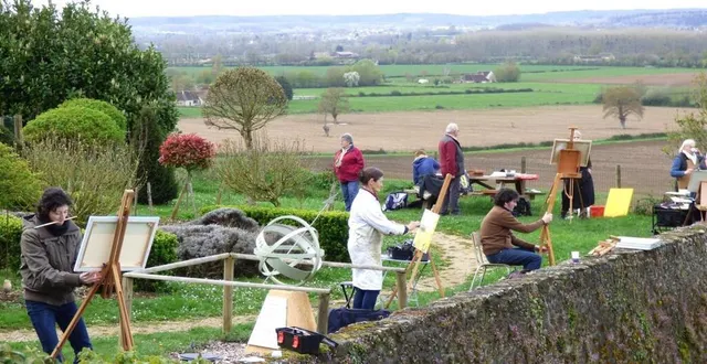 photo  malgré un temps maussade, les peintres étaient présents dans les endroits stratégiques, comme ici derrière la mairie de ballon.  &copy;  le maine libre 