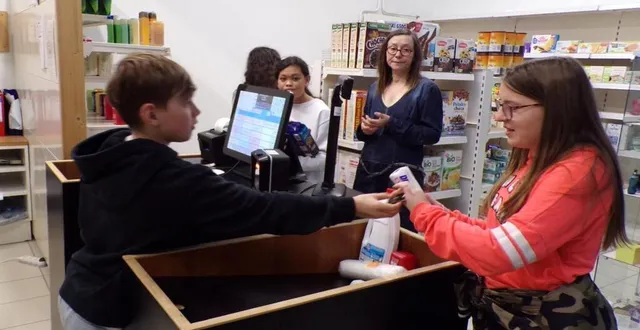 photo  des collégiens de ballon en situation professionnelle à l’erea de changé.  &copy;  le maine libre 