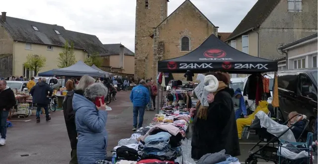 photo  la pluie s’est invitée au vide-greniers l’après-midi.  &copy;  le maine libre 
