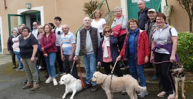 photo  les amis à quatre pattes faisaient aussi partie de la randonnée organisée par l’association des villageois.  &copy;  ouest-france 