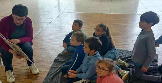 photo  les enfants écoutent la bénévole avec attention.  &copy;  ouest-france 
