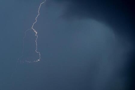 photo Un éclair dans un ciel d’orage. Photo d’illustration Thomas Brégardis / ARCHIVES Ouest-France 