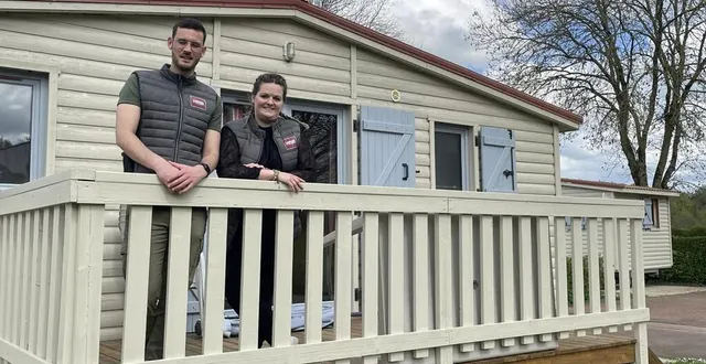 photo  ce chalet ainsi que son voisin ont été repeints par les salariés en insertion de la croix-rouge.  &copy;  le maine libre 