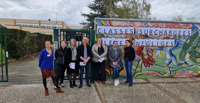 photo  enseignants, parents d’élèves et élus devant le collège wilbur-wright à champagné (sarthe), pendant les portes ouvertes, vendredi 5 avril 2024.  &copy;  ouest-france 
