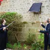 photo nathalie goulet, sénatrice, juliette papiernick, céramiste, richard marquet, maire, arsène guilmeau, maire adjoint, de gauche à droite, ont dévoilé la nouvelle plaque de la mairie