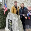 photo une stèle en hommage au soldat américain paul chaufty, réalisée par laura jeary, à gauche, a été installée à saint-ellie-les-bois, où il est mort. mireille royer et sa mère, marie-thérèse bastien, sont à l’origine de cet hommage.
