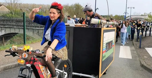 photo  le défilé était emmené par le cycloblaster de la cie superphonique.  &copy;  le maine libre 