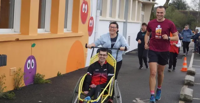 photo  jérémie diguer et thomas maillard, le duo champion d’ironman, a participé à l’enduro de l’école primaire casimir-rouzay.  &copy;  ouest-france 