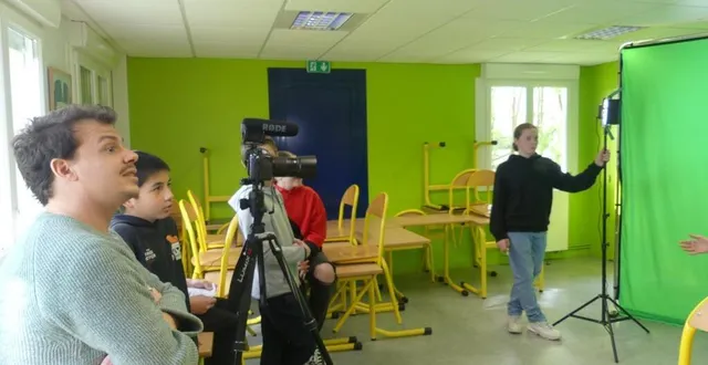 photo  elliot clarke pendant le tournage du journal télévisé avec les collégiens de paul-harel.  &copy;  ouest-france 