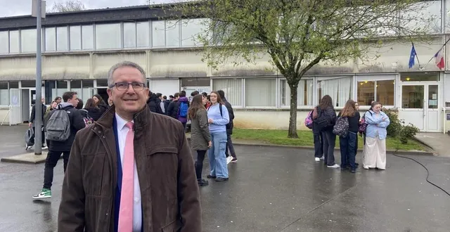 photo  hervé lemesle, directeur du collège georges-desnos de la ferté-bernard fait le point sur les travaux à venir.  &copy;  le maine libre 