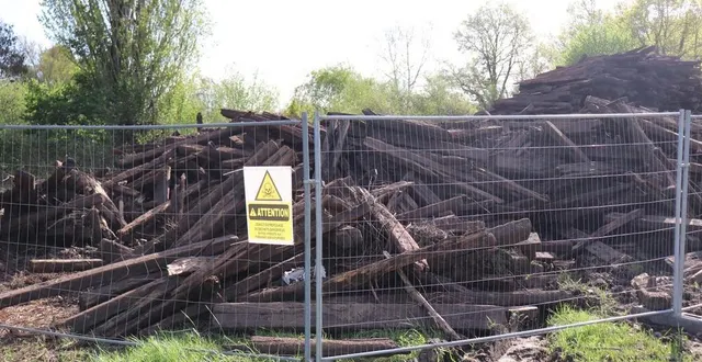 photo  les traverses de l’ancienne voie ferroviaire, qui va laisser place à une voie verte, sont stockées temporairement dans le quartier de verron, à la flèche.  &copy;  ouest-france 