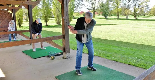 photo  un groupe de séniors en pleine séance d’initiation sur le practice du golf de sablé-solesmes, mardi 9 avril 2024.  &copy;  ouest-france 