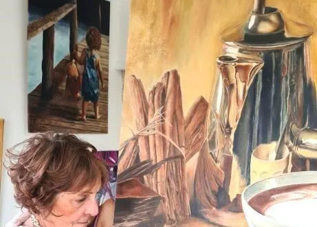 photo  françoise mercier, l’artiste en plein travail dans son atelier à mansigné.  &copy;  le maine libre 