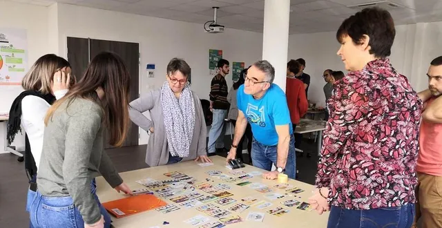 photo  les participants découvrent les initiatives au moyen d’un jeu.  &copy;  transi’sarthe 