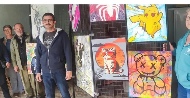 photo  damien brière (ici avec les responsables de peintres en liberté) expose chez xavier legeay, rue de saint-calais.  &copy;  le maine libre 