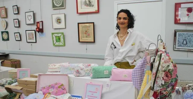 photo  camille derrière son exposition de broderie.  &copy;  le maine libre 