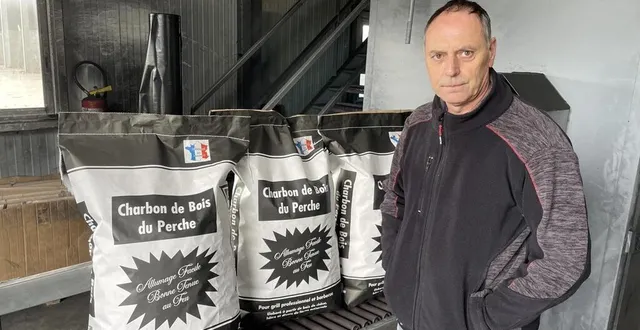 photo  pascal marchand pose devant sa production de charbon de bois du perche pour rassurer sa clientèle.  &copy;  le maine libre 