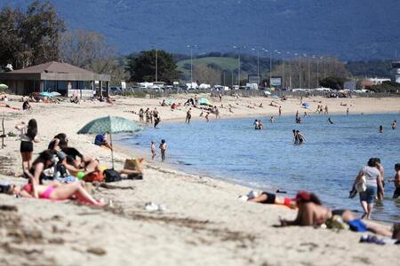 photo Des gens profitent de la plage en Corse, le 6 avril 2024. Pascal Pochard-Casabianca/AFP 