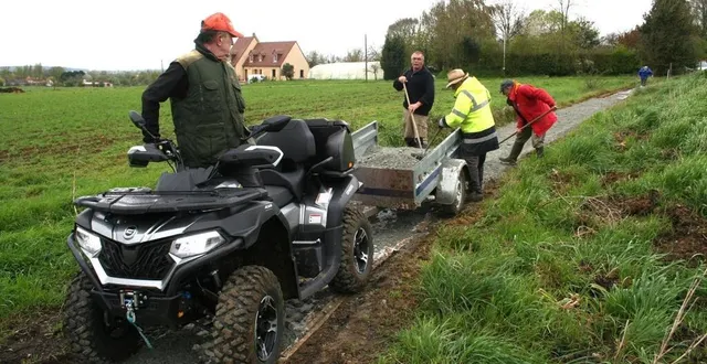photo  le temps n’était pas de la partie, mais les bénévoles ont répondu à l’appel de bernard gangnerie.  &copy;  le maine libre 