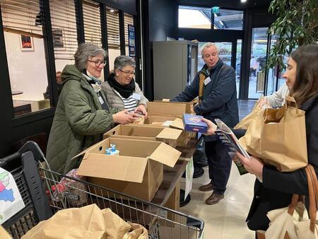 photo Vendredi et samedi, des dizaines de bénévoles se sont mobilisées aux côtés des permanents de l’épicerie sociale pour la collecte annuelle de produits alimentaires et d’hygiène. Ouest-France 