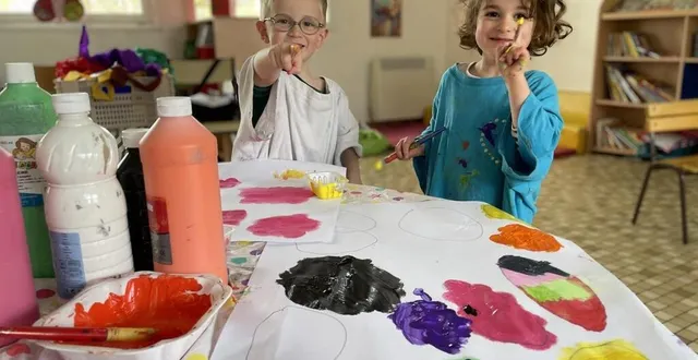 photo  elias et léa prennent un plaisir évident à ne pas utiliser que les pinceaux pour peindre les points de leurs coccinelles.  &copy;  ouest-france 
