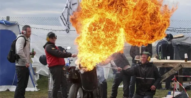 photo  du bruit et des flammes : ce genre de spectacle n’est plus souhaité en marge des 24 heures motos.  &copy;  archives le maine libre - yvon loué 