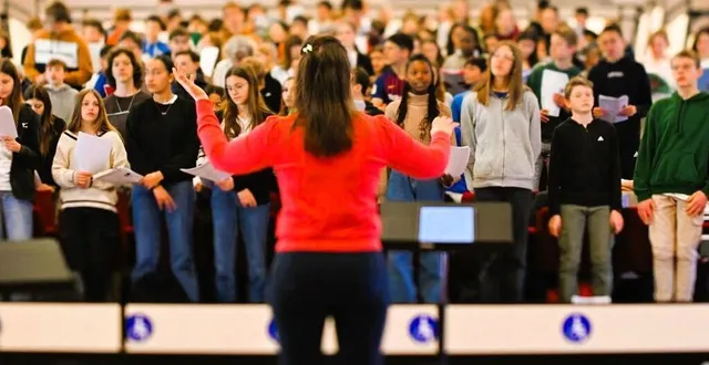 photo  mardi 9 avril 2024, 116 collégiens du nord-sarthe ont répété sous la direction d’emily dickens.  &copy;  conseil départemental 