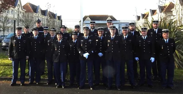 photo  les gendarmes des brigades d’argentan et de putanges-le-lac lors de leur inspection, mardi 9 avril 2024 à argentan.  &copy;  dr 
