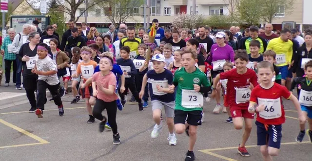 photo  les enfants de la classe d’isabelle champion au départ de la course.  &copy;  le maine libre 