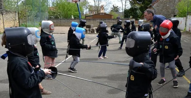 photo  une leçon sous la conduite du maître d’armes olivier bourreau.  &copy;  le maine libre 